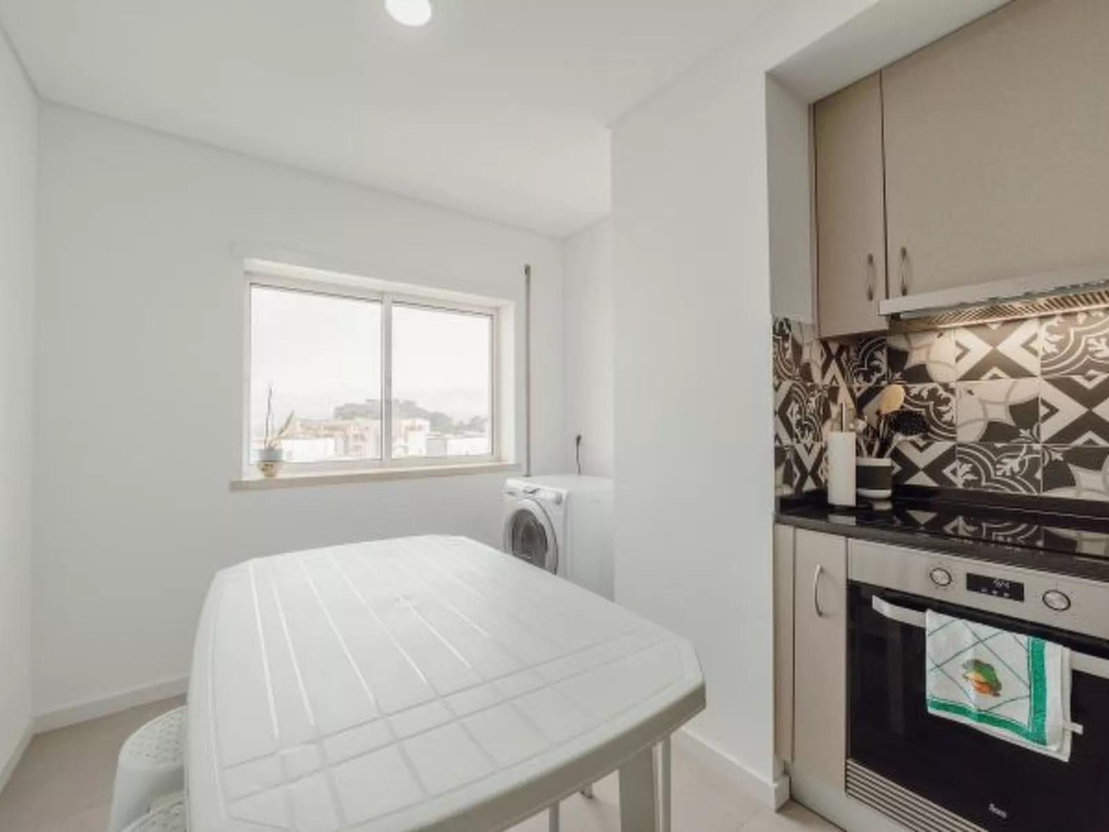 GAIA TERRACE with ELEVATOR by VACATIONY - Binnen