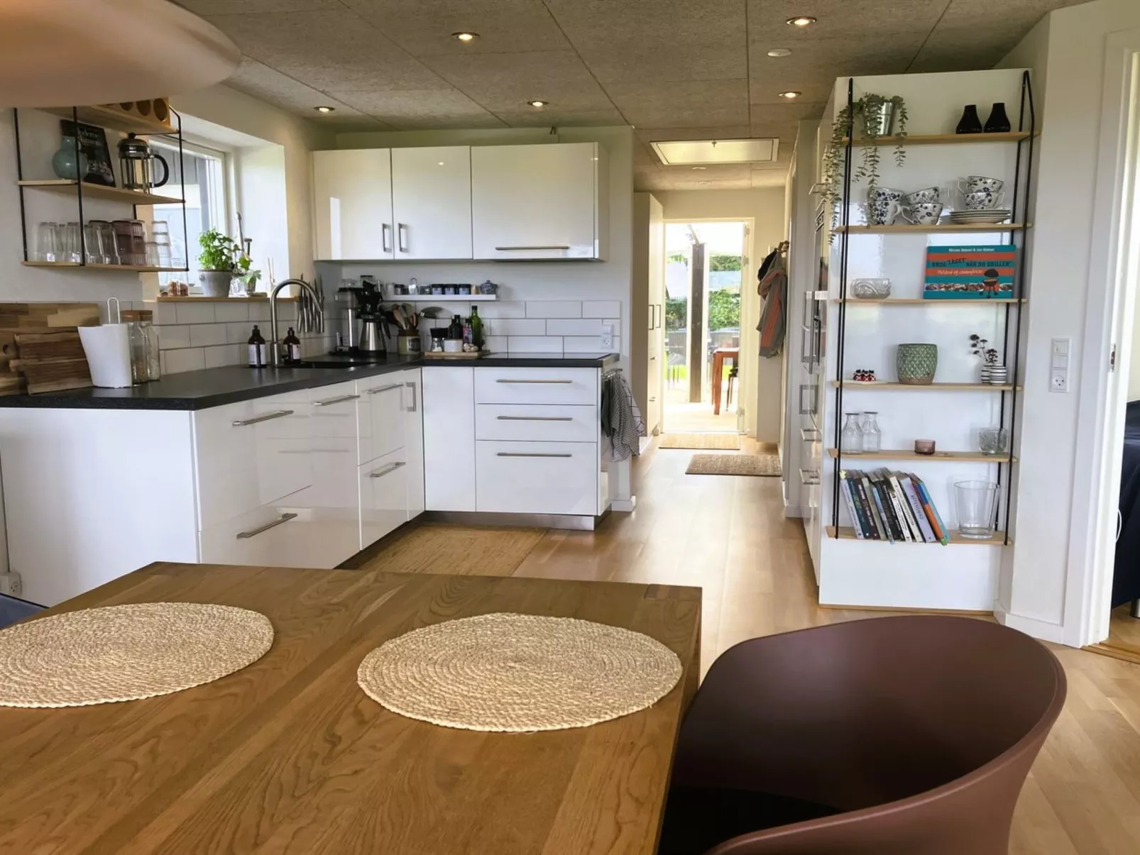 "Carlene" - 350m from the sea - Binnen