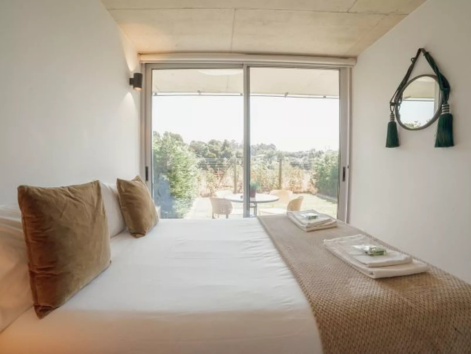 AMAZING DESIGN GARDEN with POOL by VACATIONY - Binnen