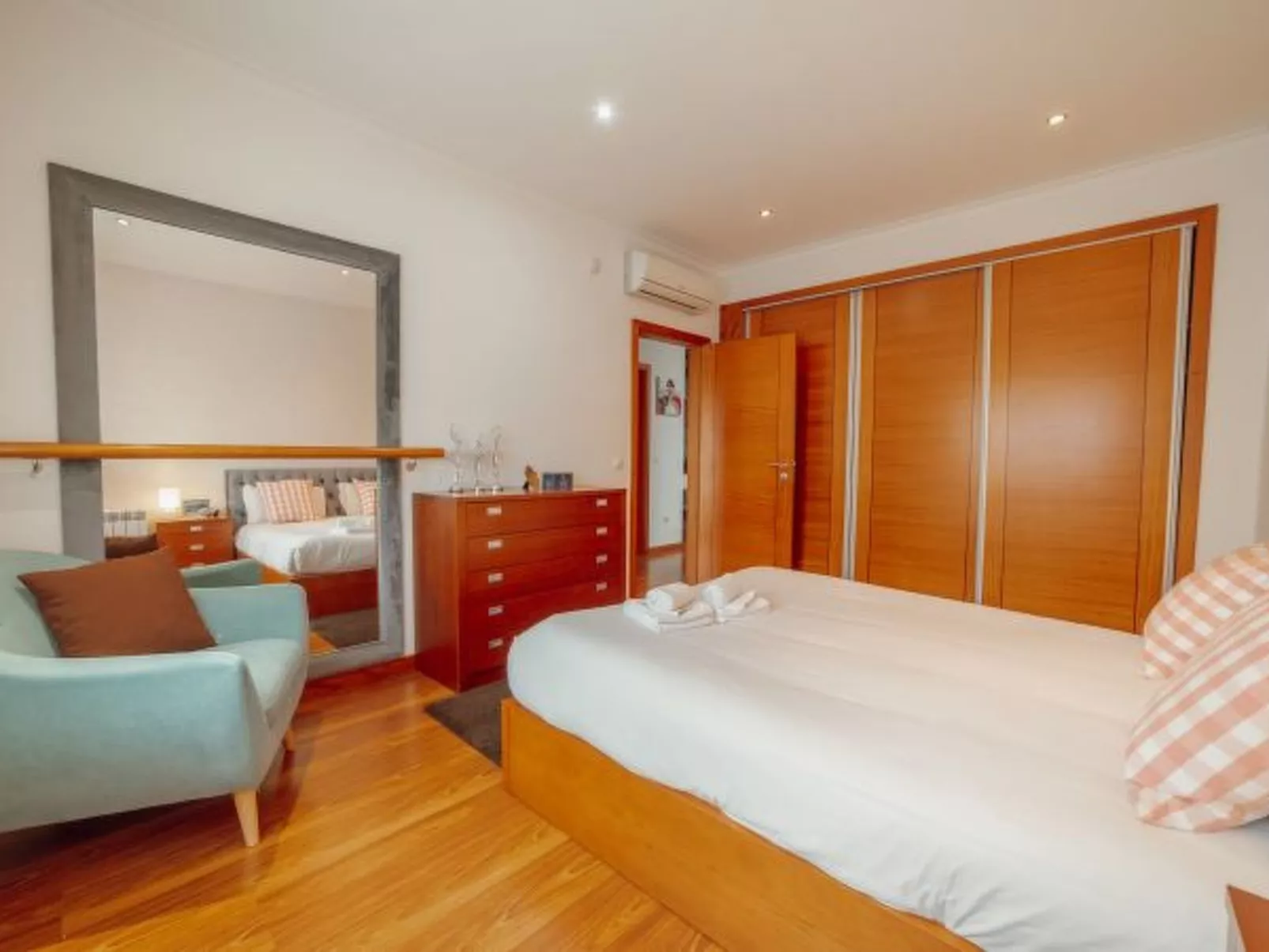 POOL & CINEMA VILLA by VACATIONY - Binnen