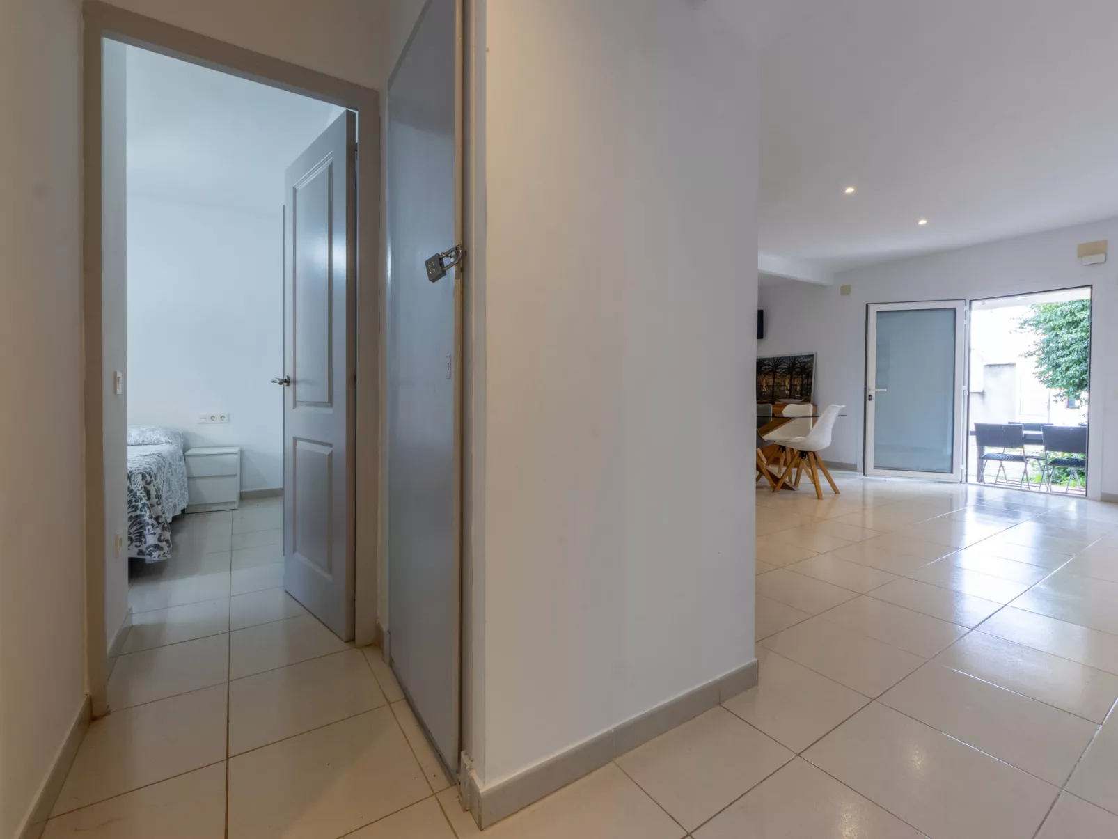 Higini Angles - Binnen