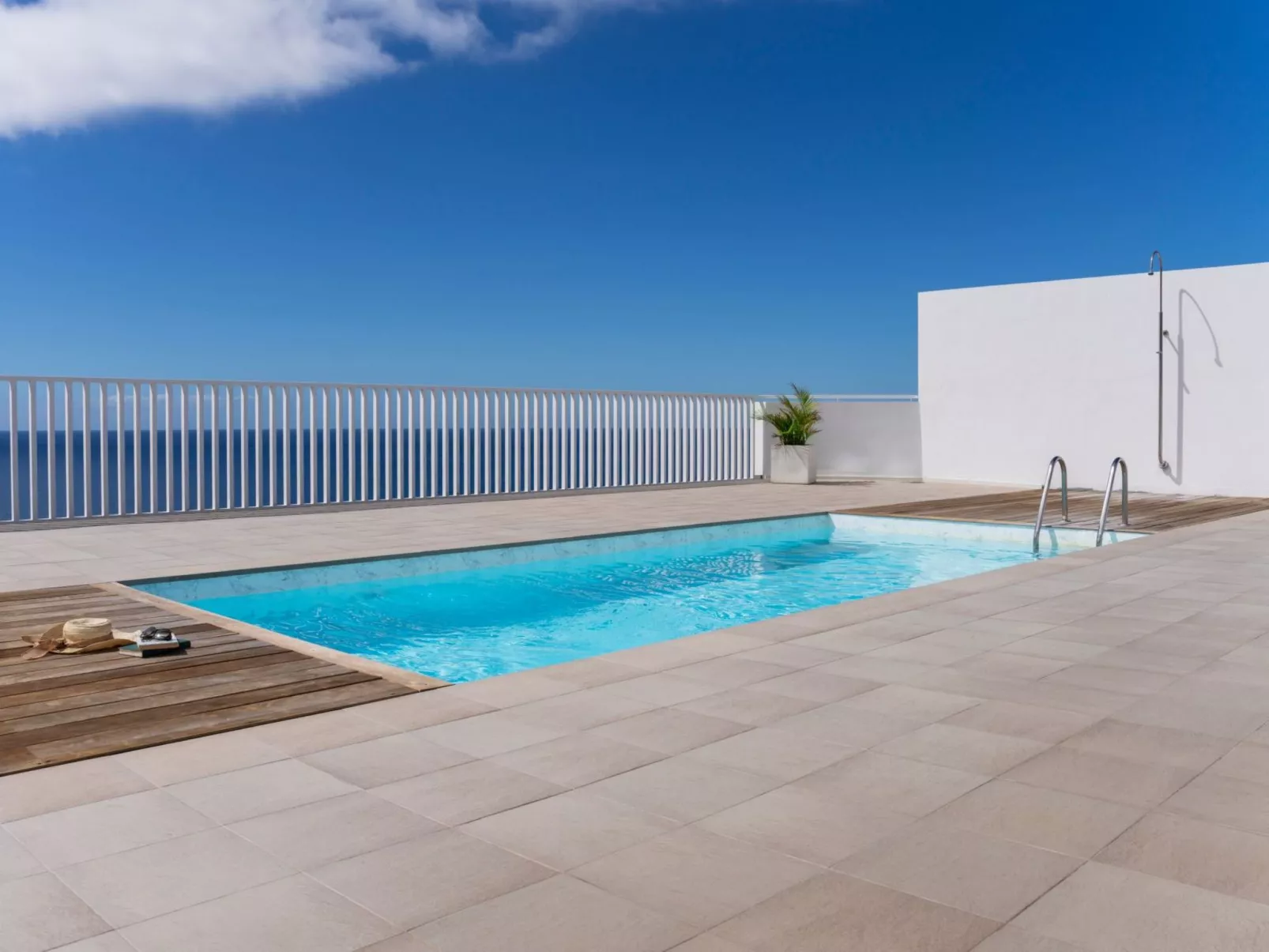 Schönes Appartement Pool und Strand - Buiten