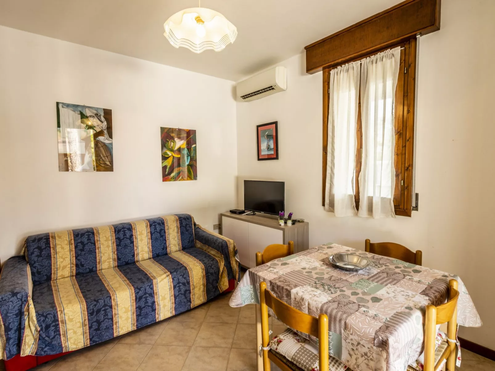 Eckhaus in Lido Di Volano, großer Innenhof, Grillplatz - Binnen