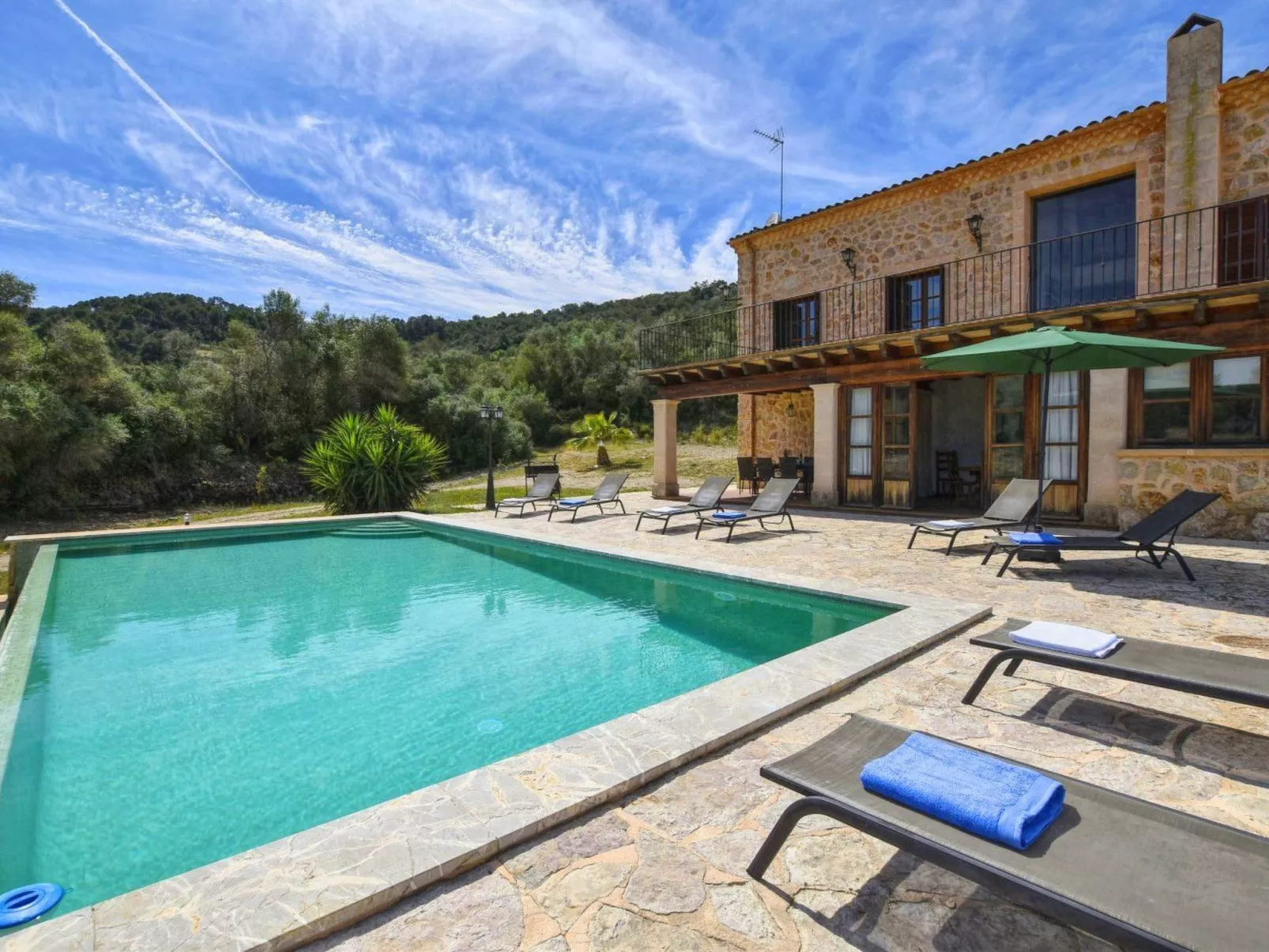 Ferienvilla mit Garten, Grill und Terrasse - Buiten