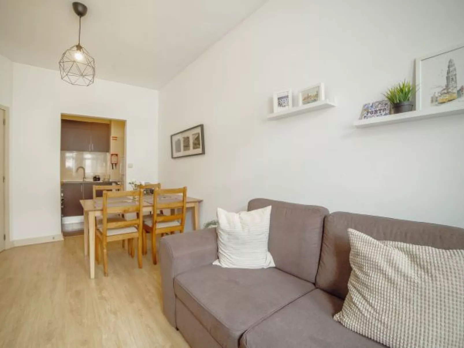 ALEGRIA CITY CENTER with ELEVATOR by VACATIONY - Binnen