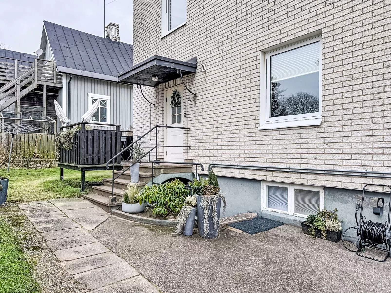 Vårhemsplatsen - Buiten