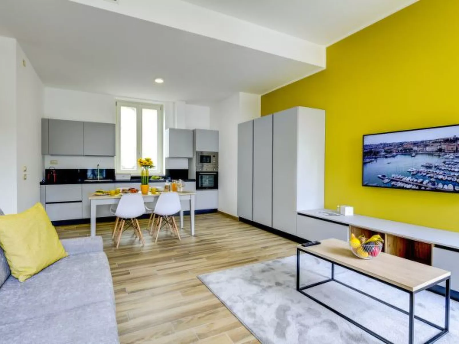 Desenzanoloft Palazzo Visconti-Collo Lungo Giallo - Image-tags.info