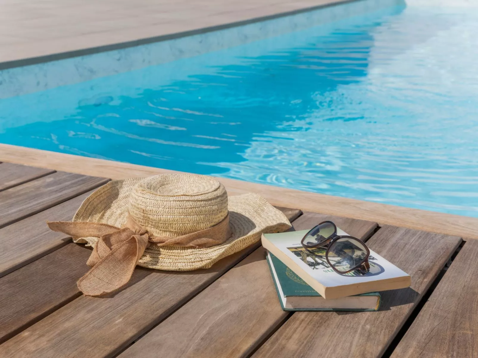 Schönes Appartement Pool und Strand - Buiten