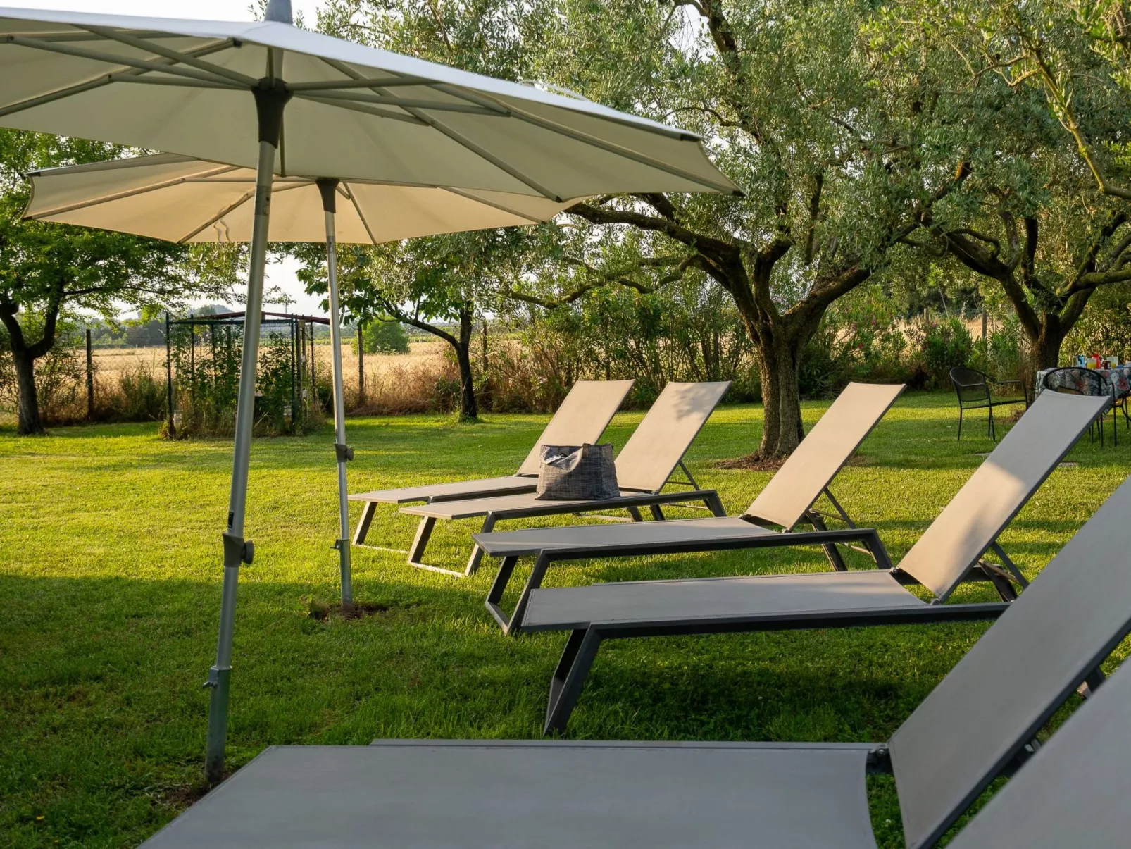 Zimmer mit Bad in einer Einrichtung mit Wellness-Center - Image-tags.info