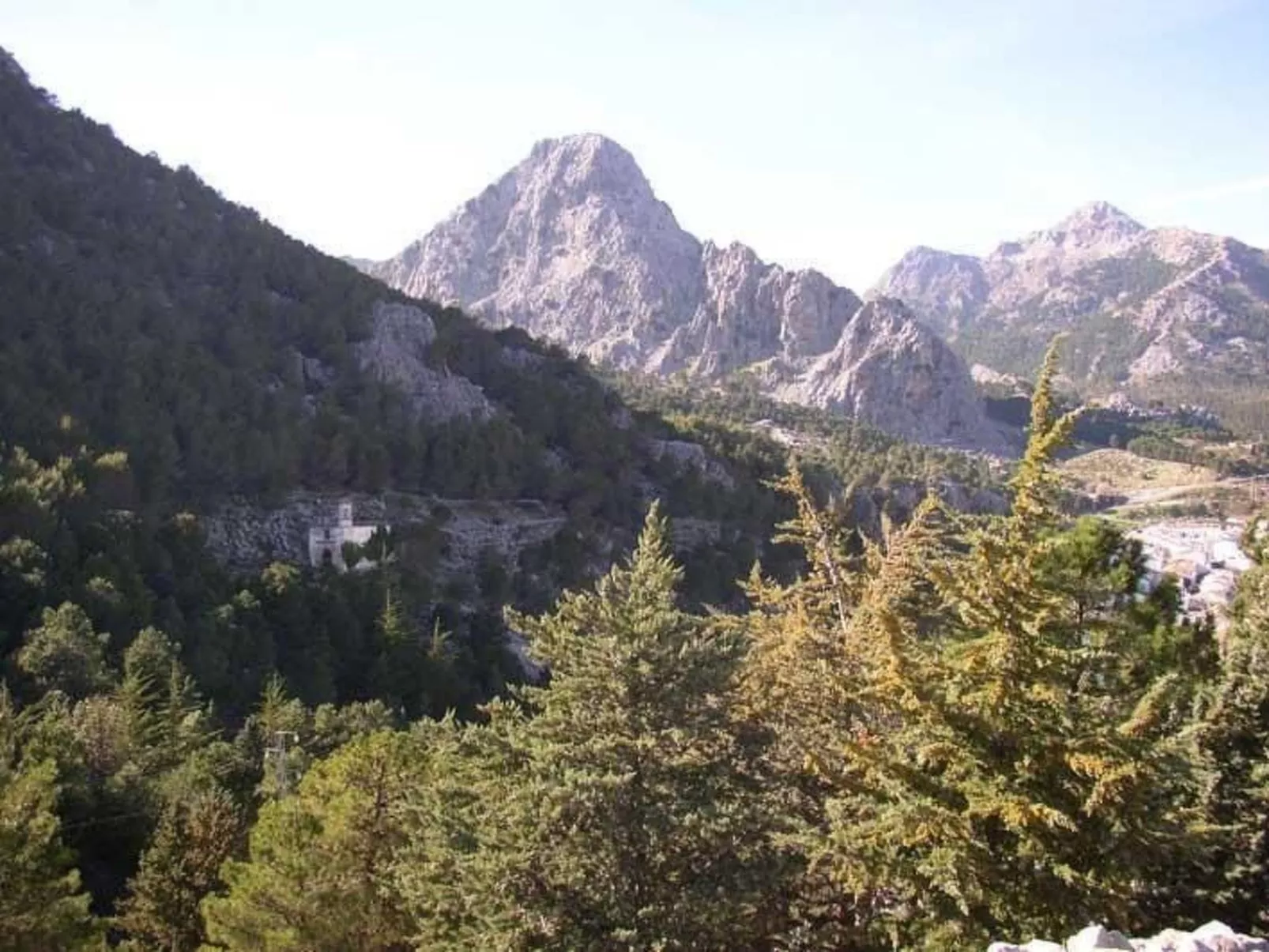 Mit Terrasse in der Nähe eines Wasserfalls - Buiten