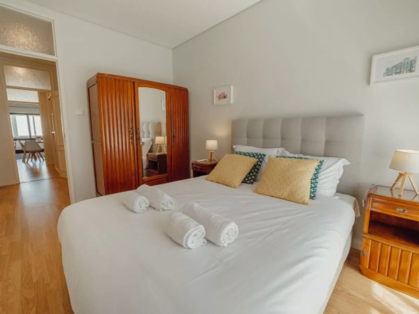 DOWNTOWN DESIGN WITH BALCONY by VACATIONY - Binnen