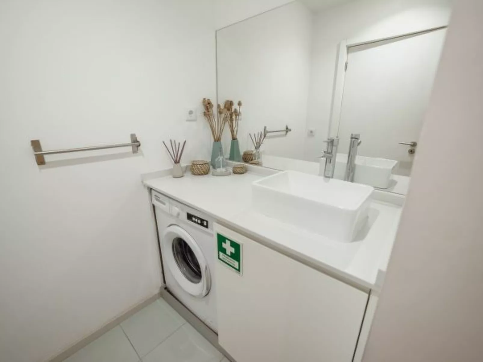 DOWNTOWN STYLISH APARTMENT & GARAGE by VACATIONY - Binnen