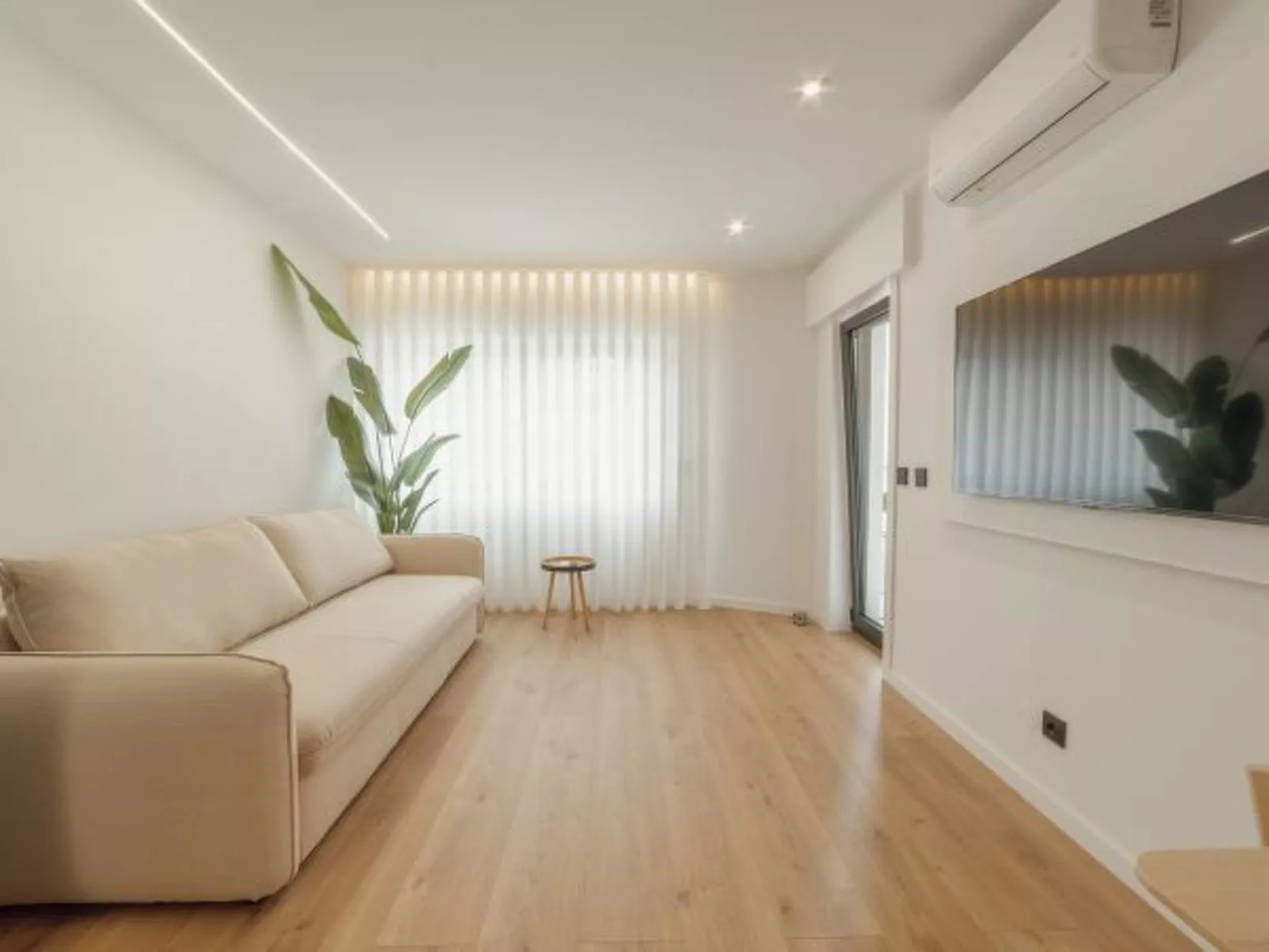 DOWNTOWN PREMIUM with BALCONY by VACATIONY - Binnen