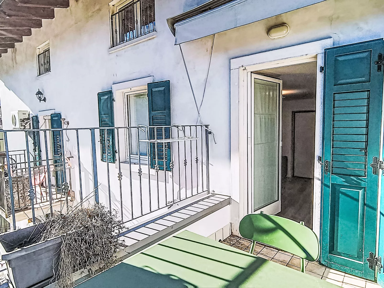 Tra gli Ulivi - Buiten