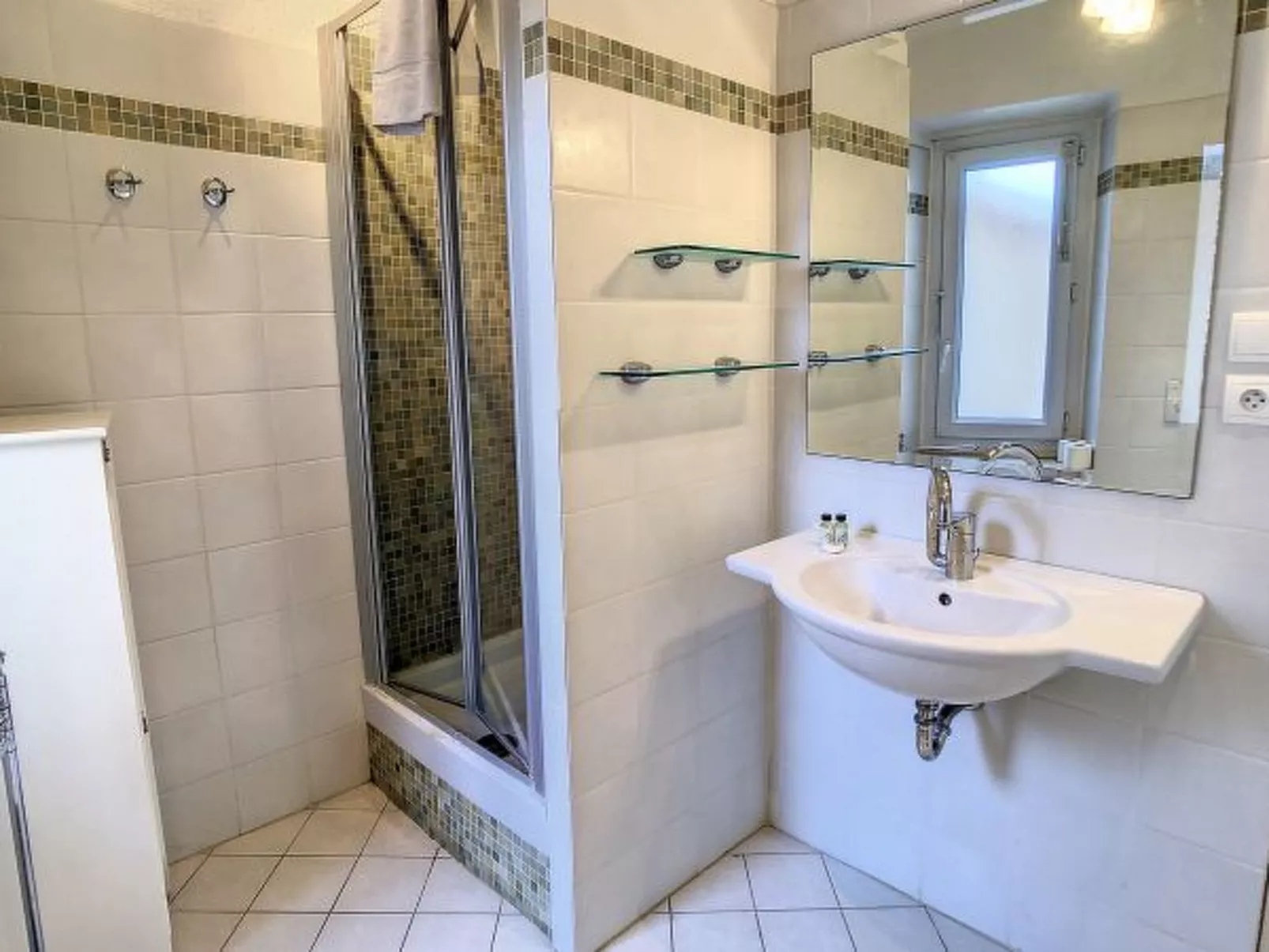 1 bedroom, 6 min from the Palais, great view. 220 - Image-tags.info