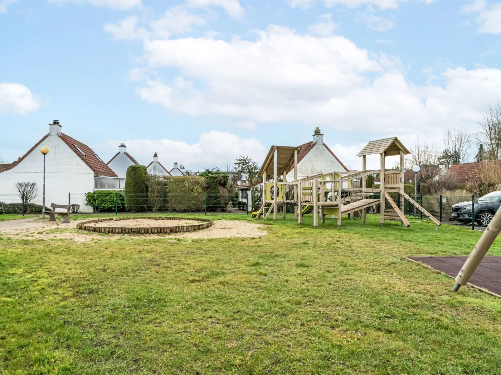 Strandhuis with parking - Buiten