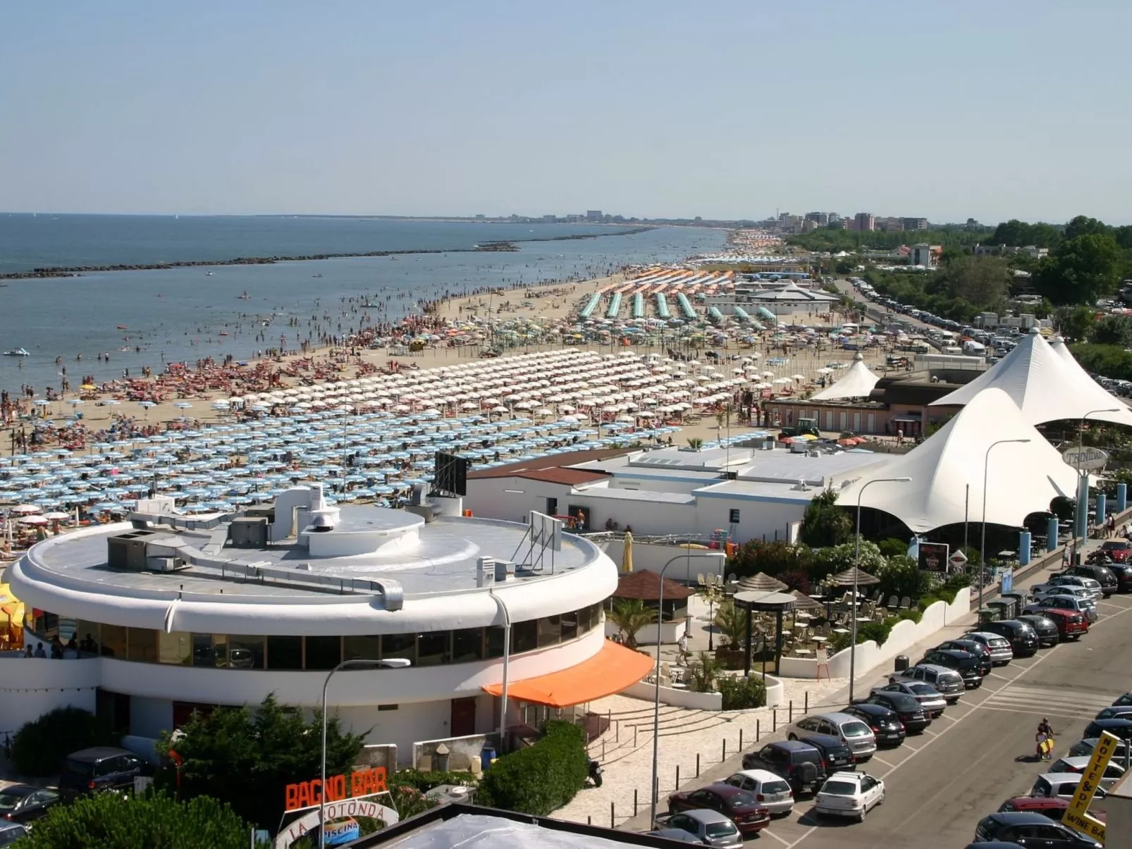 In Lido Delle Nazioni mit Kleinem Balkon - Buiten