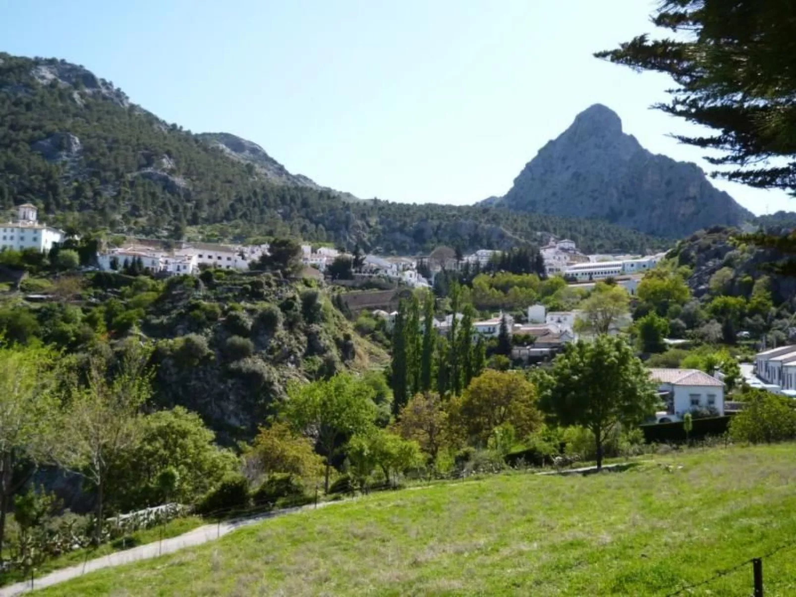 Mit Terrasse in der Nähe eines Wasserfalls - Buiten