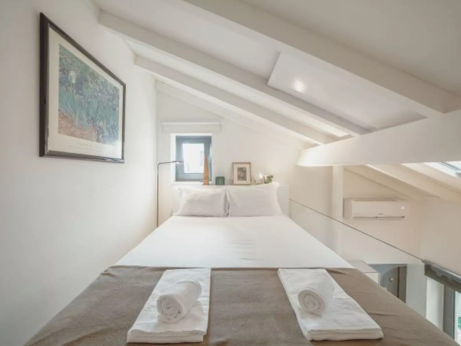 MEZZANINE STYLISH APARTMENT H by VACATIONY - Binnen