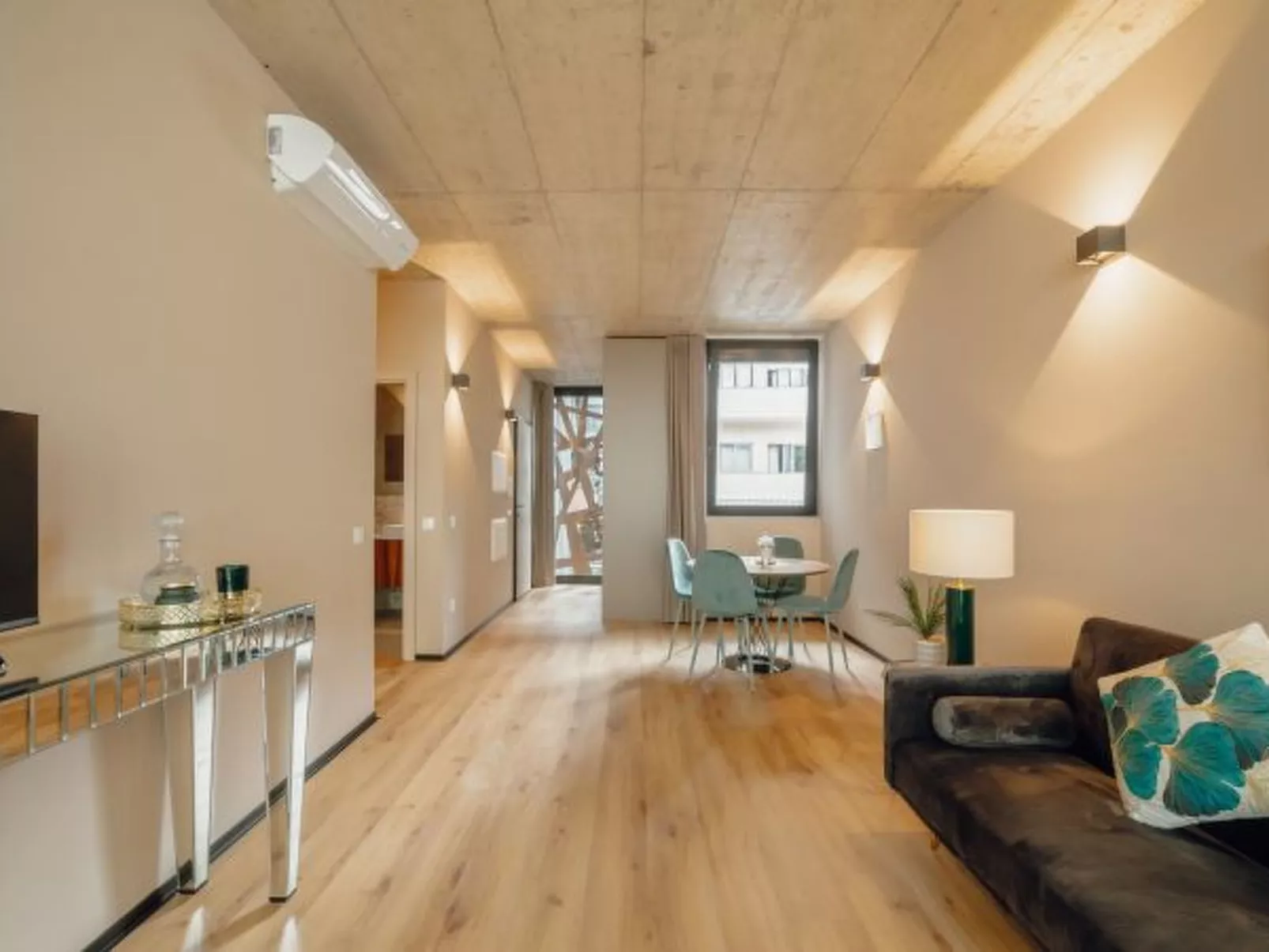 CITY CENTER PREMIUM with GARAGE by VACATIONY - Binnen