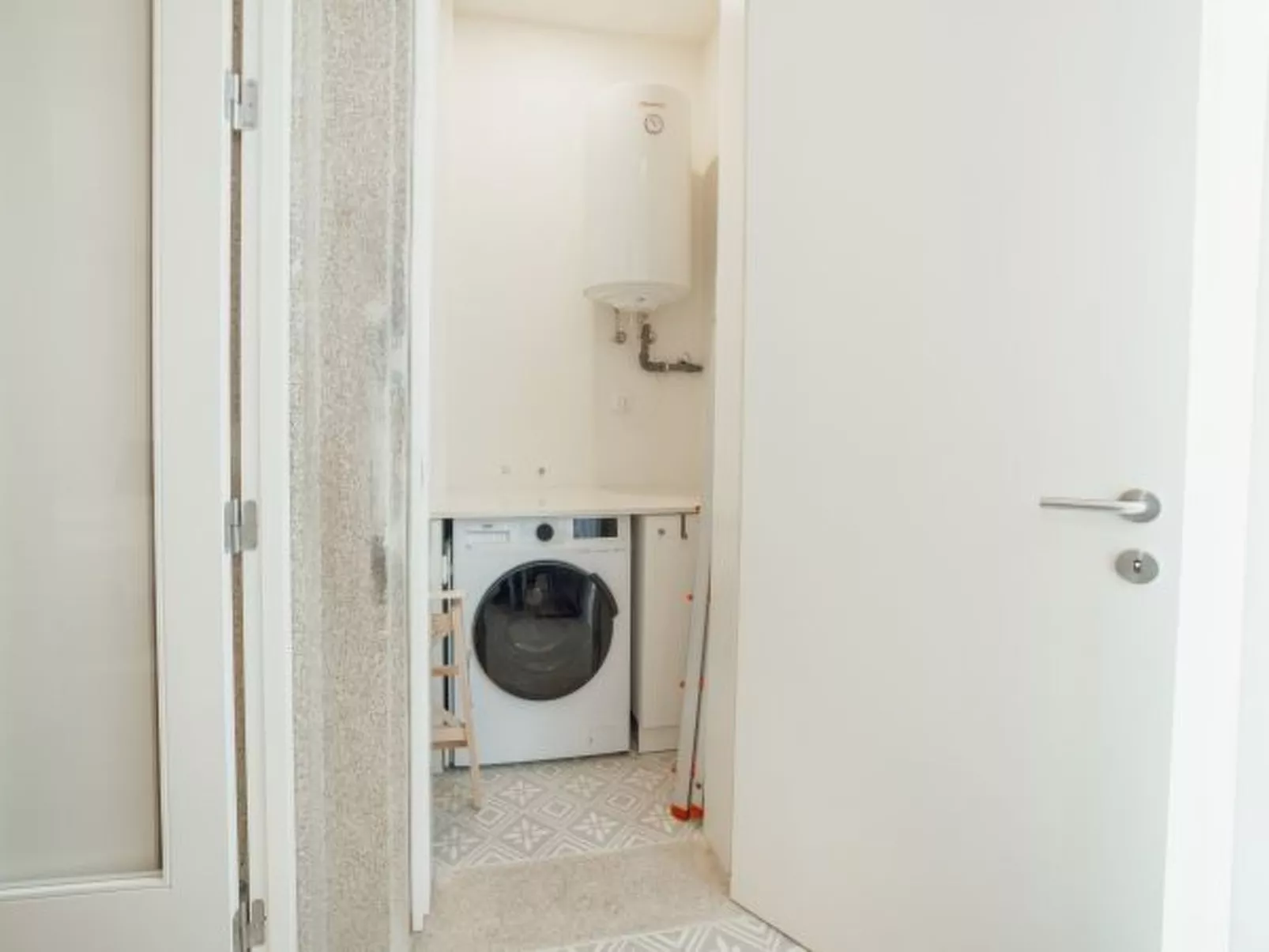 HOME WITH A POOL by VACATIONY - Binnen