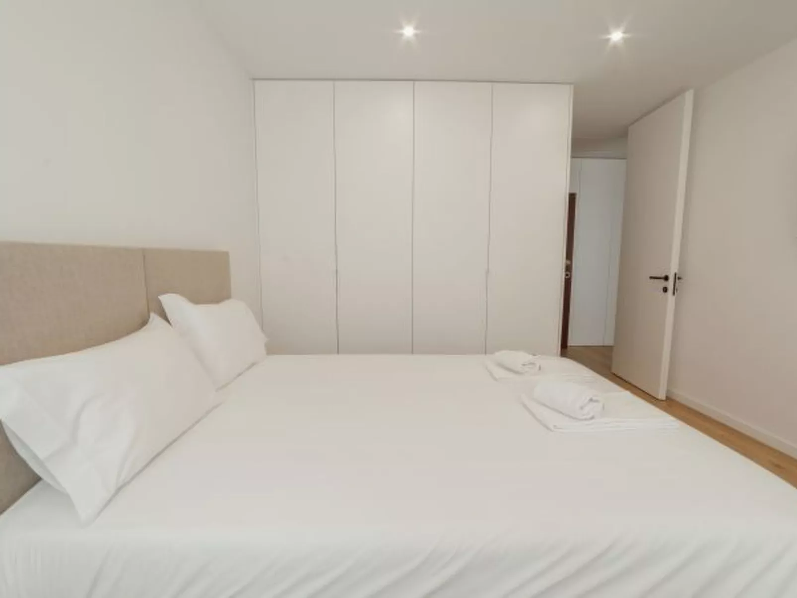 DOWNTOWN PREMIUM with BALCONY by VACATIONY - Binnen