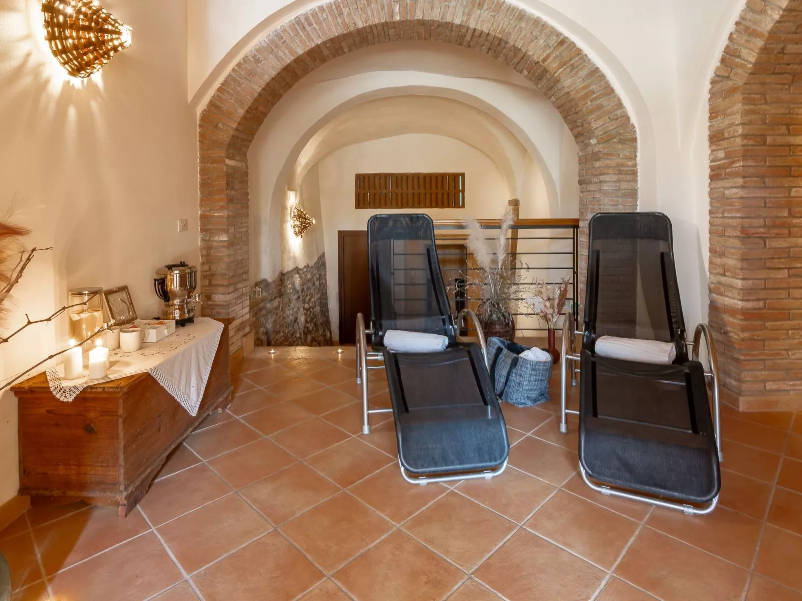 Zimmer mit Bad in einer Einrichtung mit Wellness-Center - Binnen