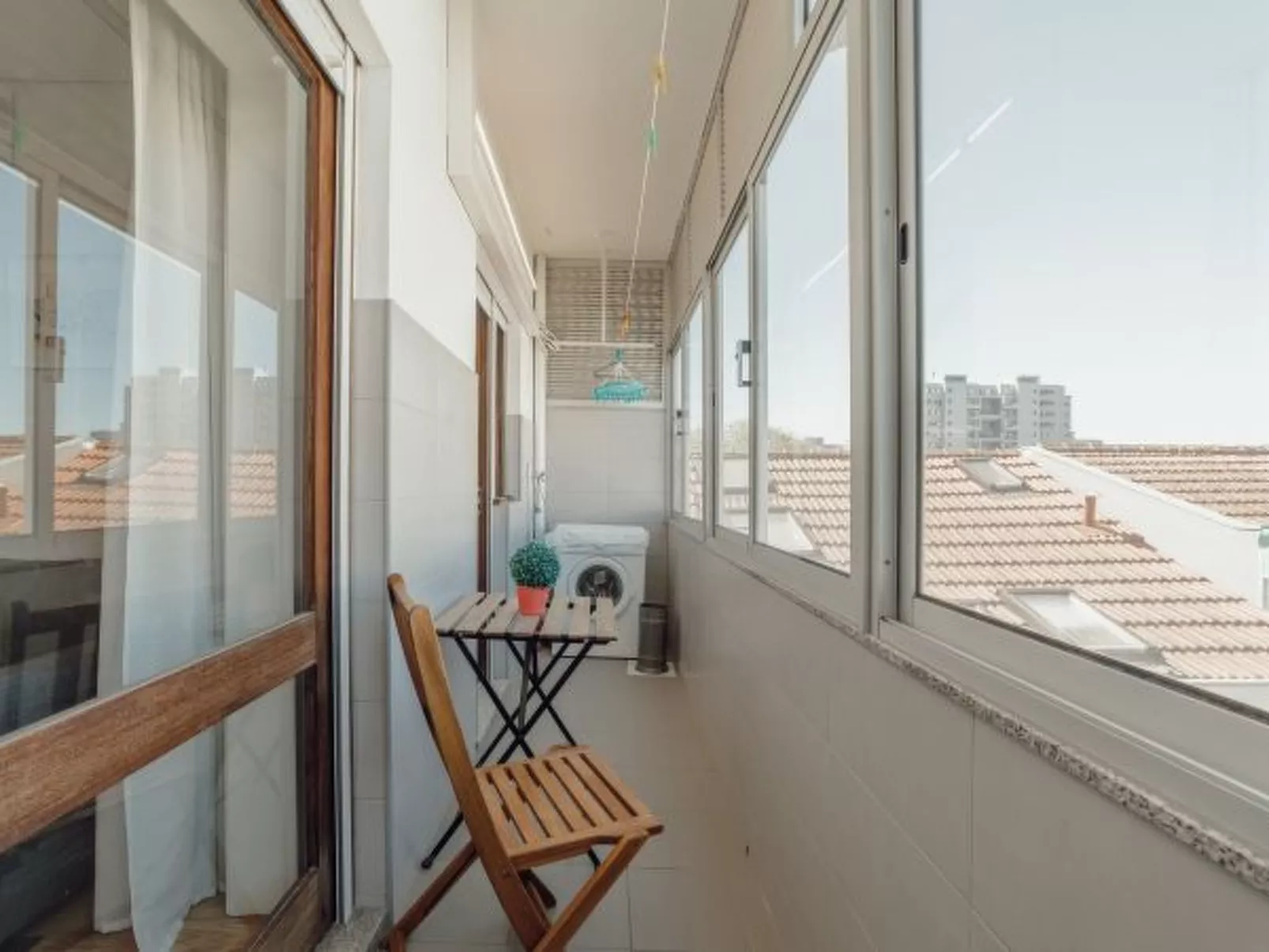 DOWNTOWN DESIGN WITH BALCONY by VACATIONY - Binnen