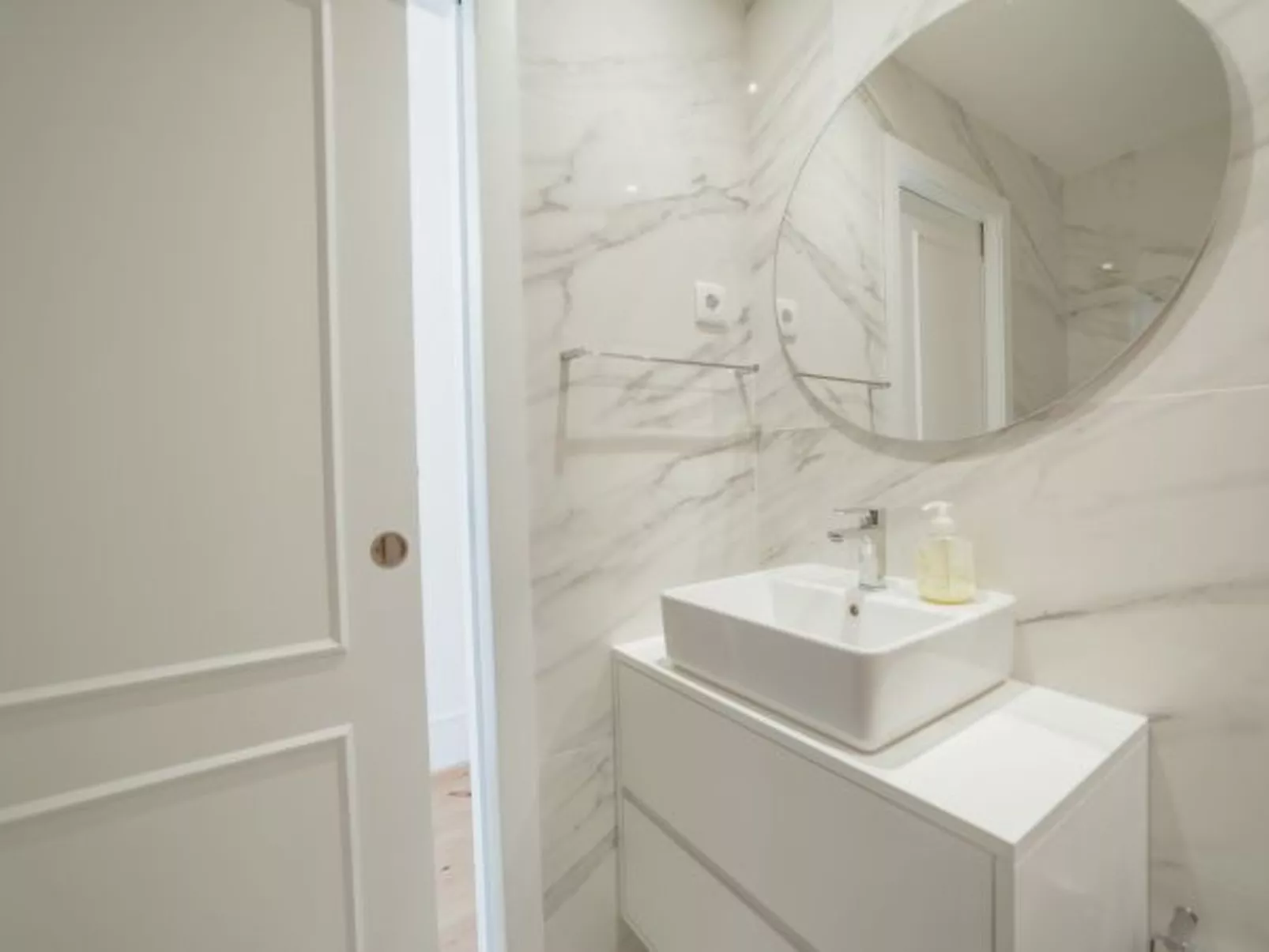 DOWNTOWN PRIME with TERRACE by VACATIONY - Binnen