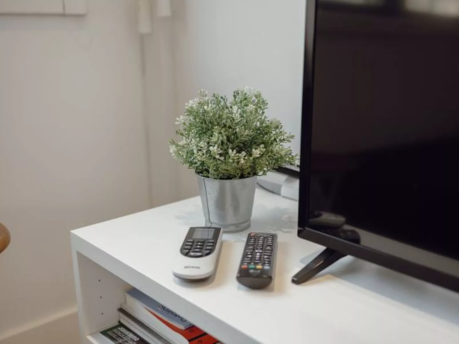 DOWNTOWN STYLISH APARTMENT & GARAGE by VACATIONY - Binnen