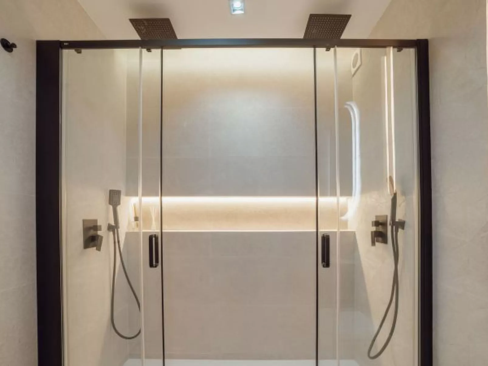 DOWNTOWN PREMIUM with BALCONY by VACATIONY - Binnen