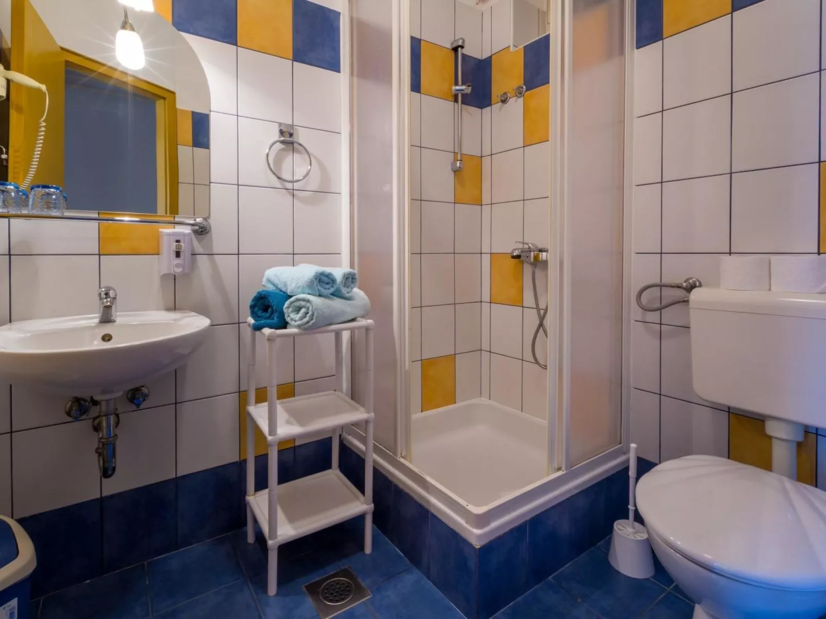 IVANKA 1 / HR-02419-01 - Binnen