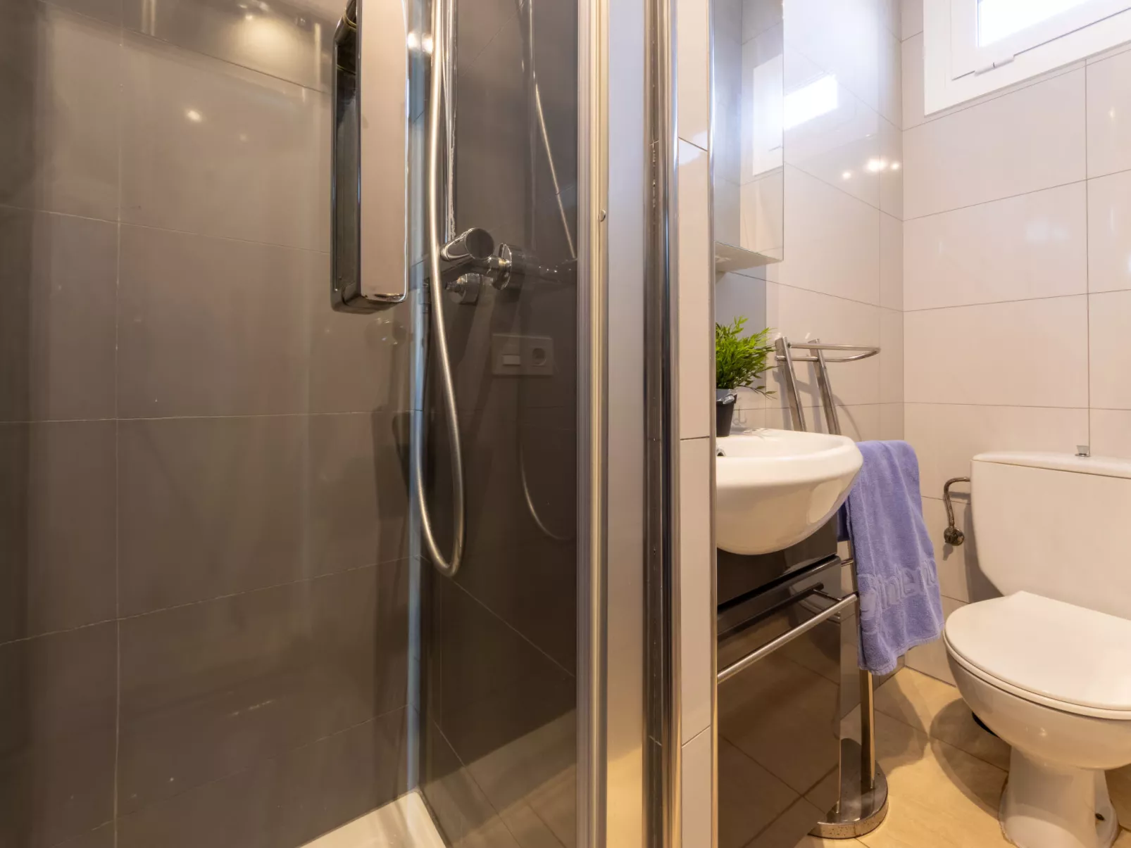 Higini Angles - Binnen