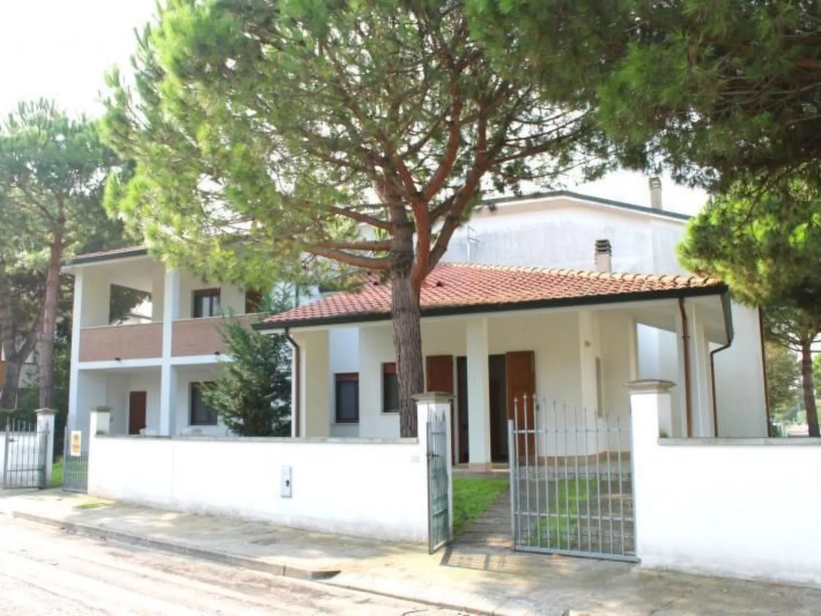 Eckhaus in Lido Di Volano, großer Innenhof, Grillplatz - Image-tags.info