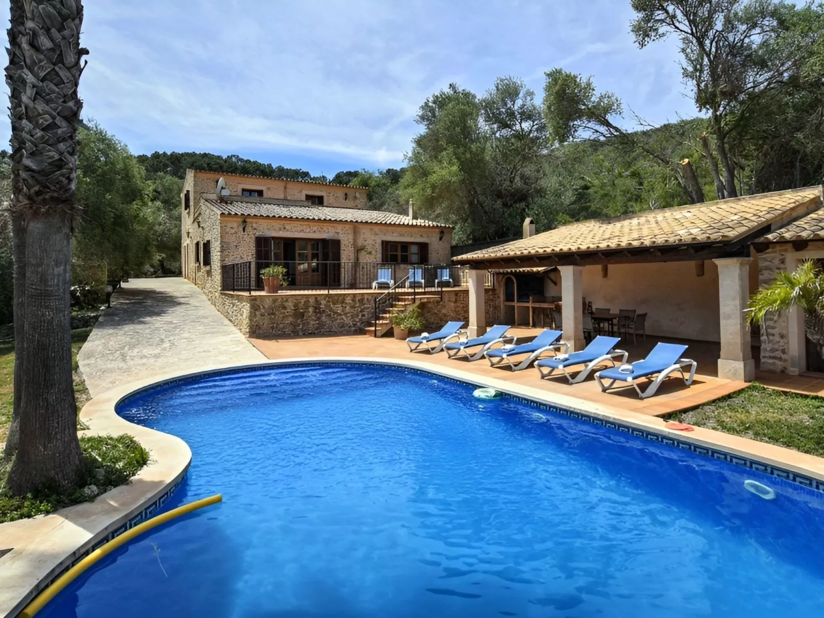 Villa mit eigenem Schwimmbad - Buiten