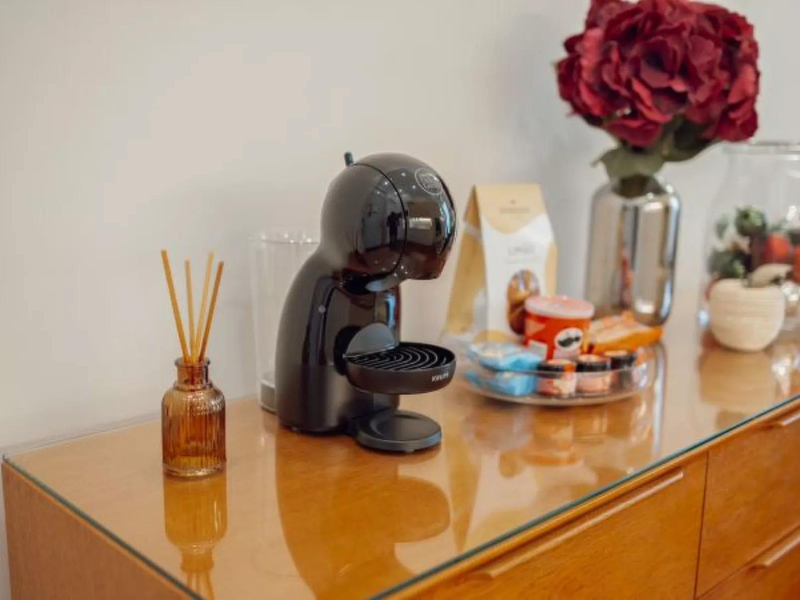 HOME WITH A POOL by VACATIONY - Binnen