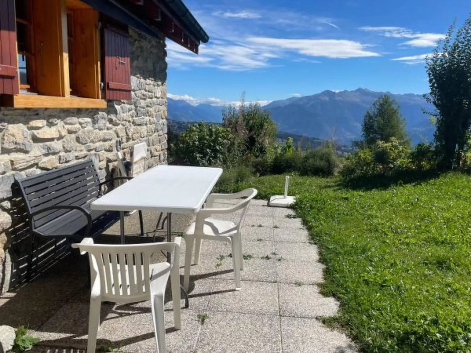 Tiny House facing the Alps - Ski in and out - Buiten