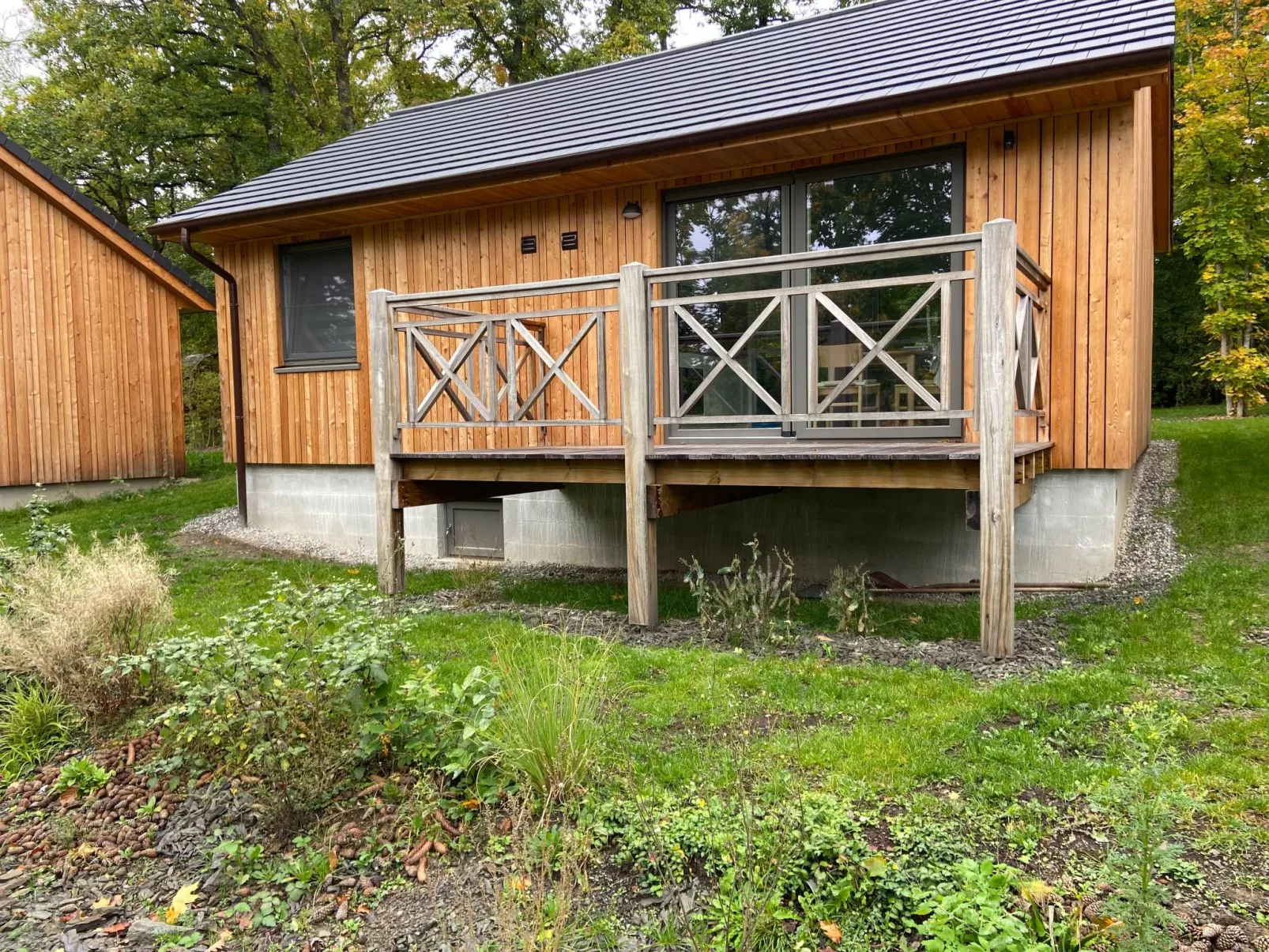 Modernes Chalet für 4 Personen in einem Waldpark - Buiten