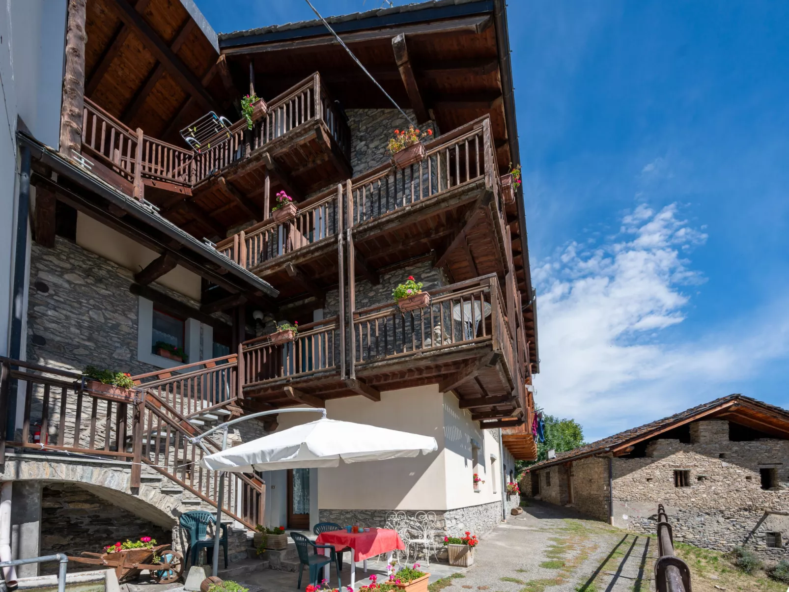 Grand Sarriod - Buiten