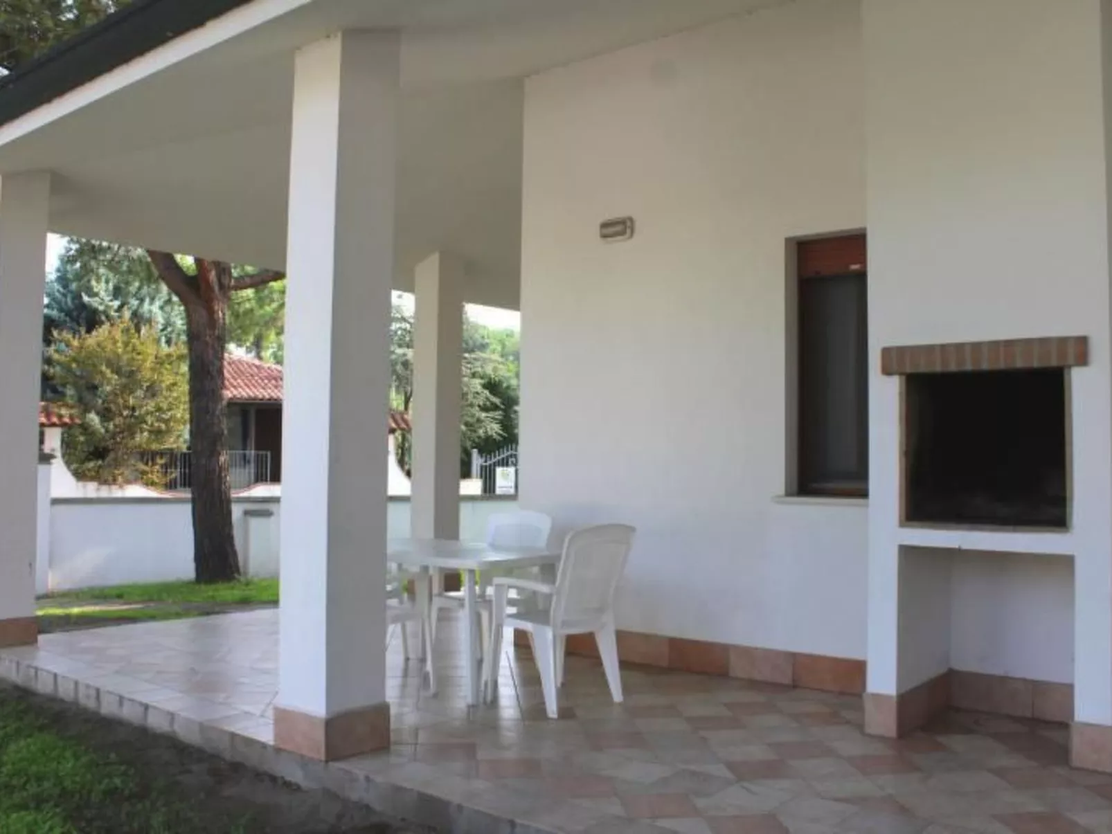 Eckhaus in Lido Di Volano, großer Innenhof, Grillplatz - Buiten