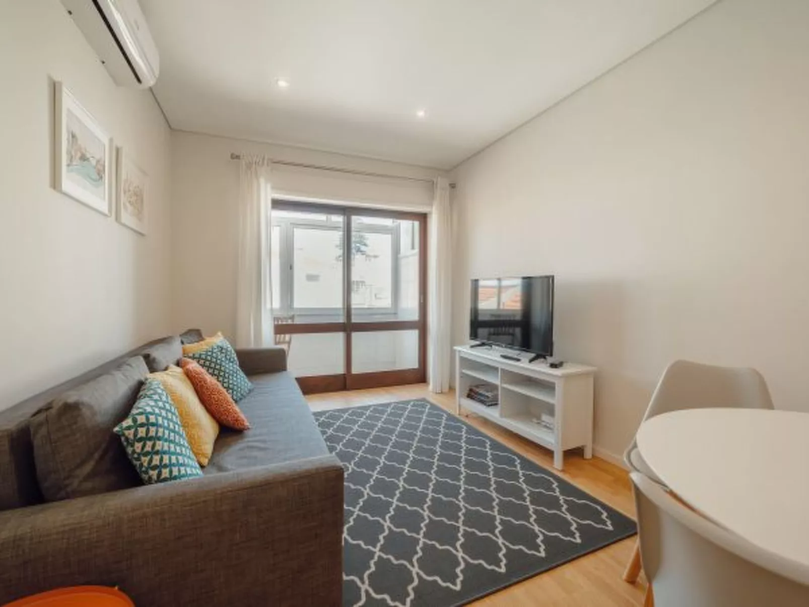 DOWNTOWN DESIGN WITH BALCONY by VACATIONY - Binnen