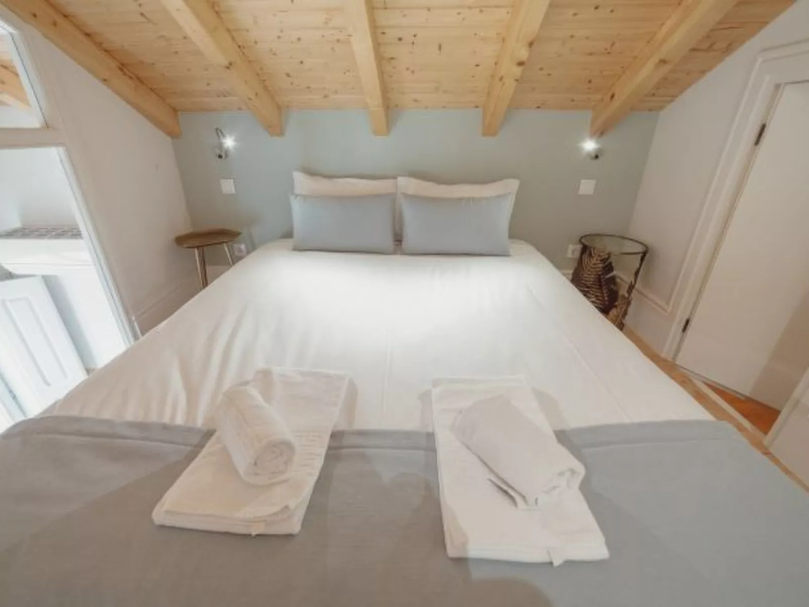 DOWNTOWN CLERIGOS with RIVER VIEW by VACATIONY - Binnen