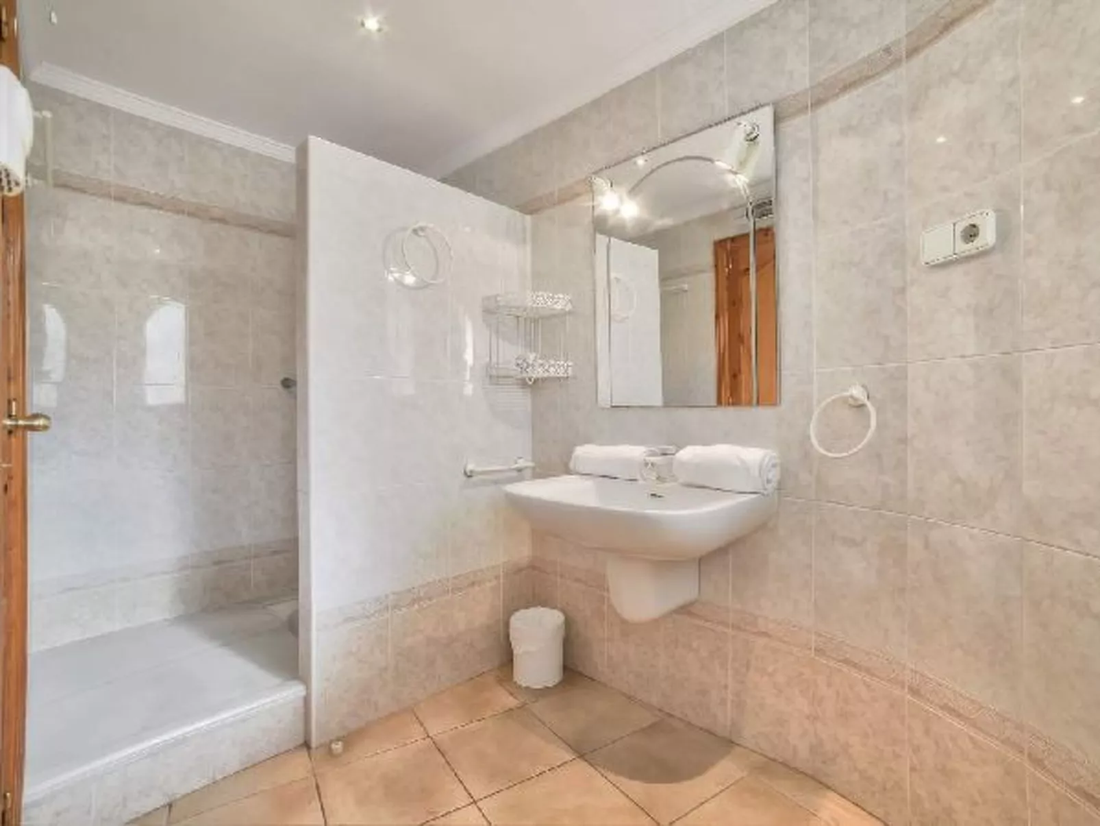 Villa Angela - Plus - Image-tags.info