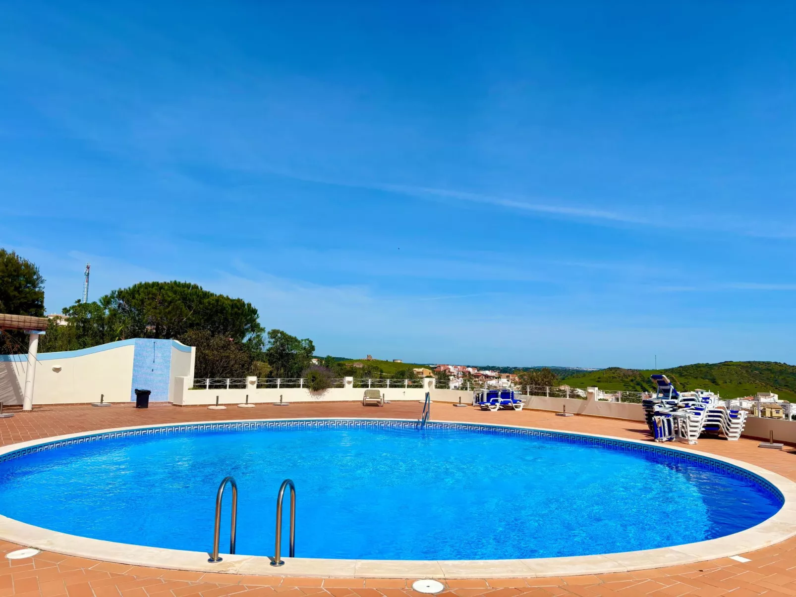 Mit beheiztem Pool - Buiten