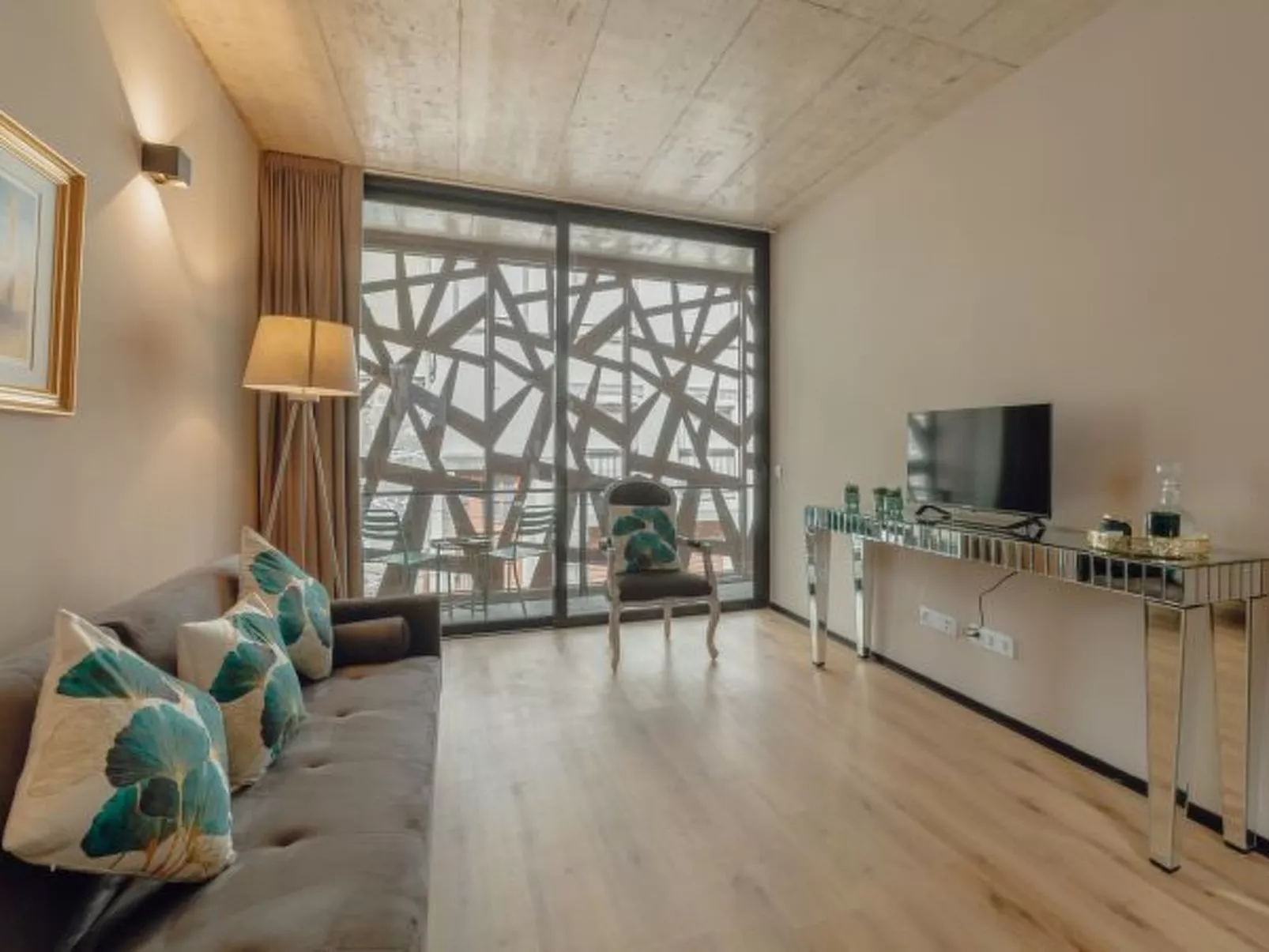 CITY CENTER PREMIUM with GARAGE by VACATIONY - Binnen