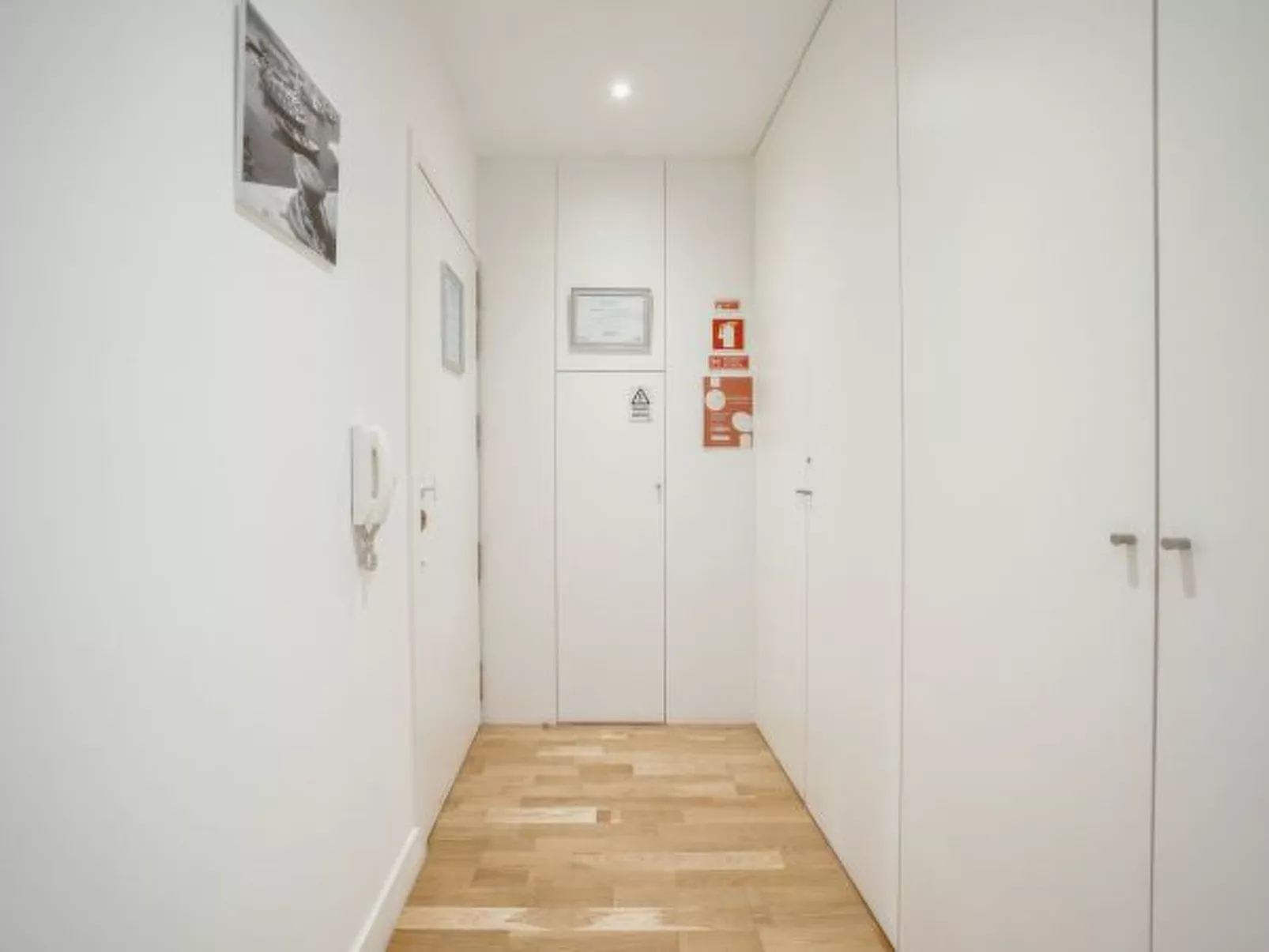 DOWNTOWN STYLISH APARTMENT & GARAGE by VACATIONY - Binnen