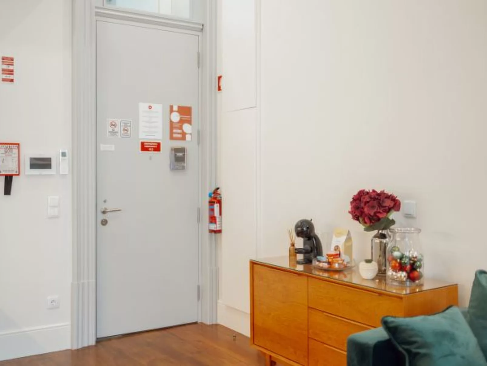 HOME WITH A POOL by VACATIONY - Binnen