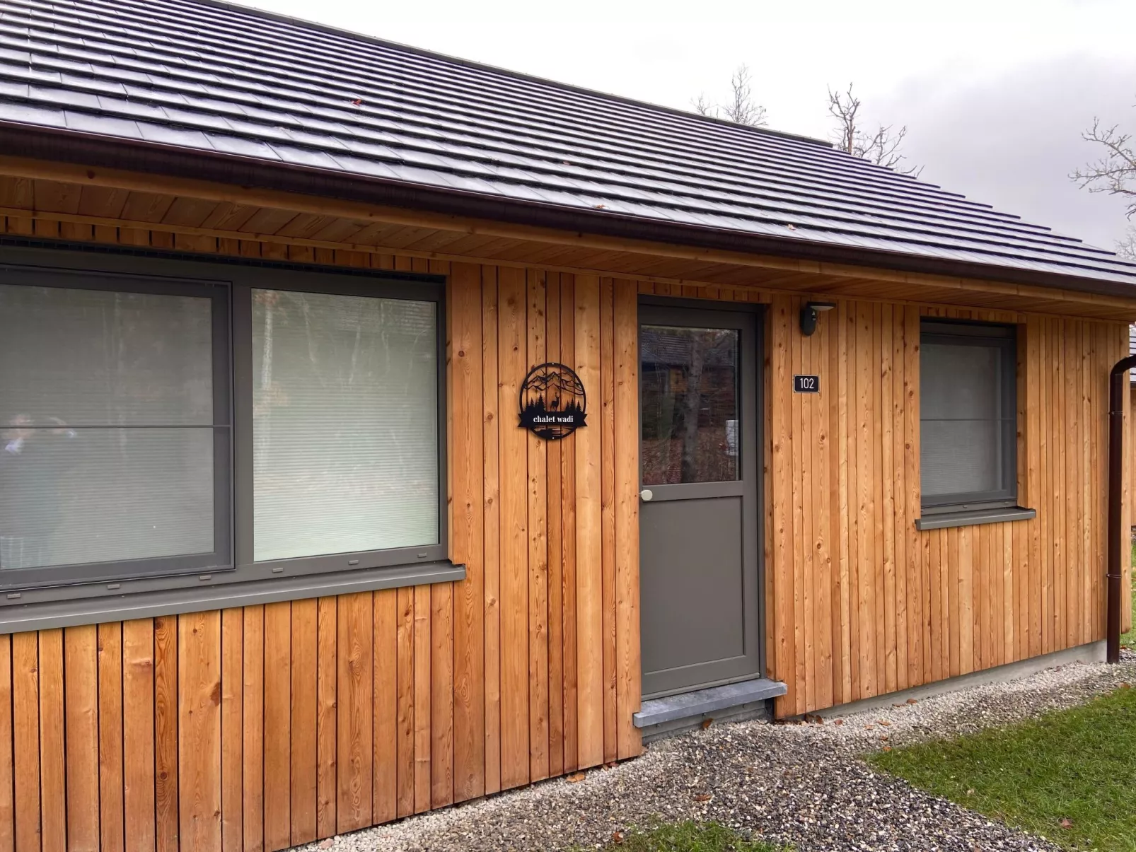 Modernes Chalet für 4 Personen in einem Waldpark - Buiten