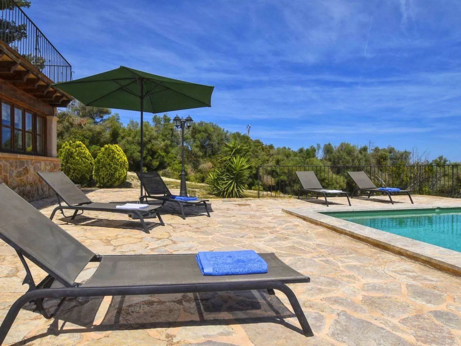 Ferienvilla mit Garten, Grill und Terrasse - Buiten