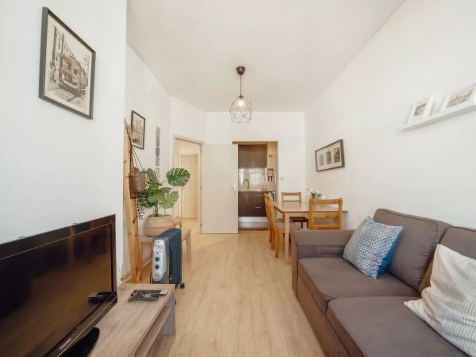 ALEGRIA CITY CENTER with ELEVATOR by VACATIONY - Binnen